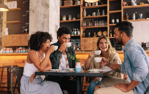 Grupo de amigos tomando café