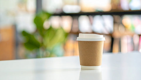 ¿Por qué el cafë sabe peor en vaso de plástico?